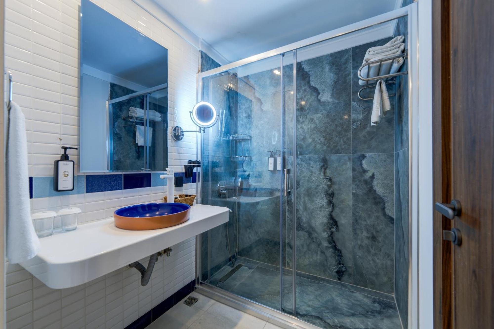 Zweibettzimmer mit Poolblick