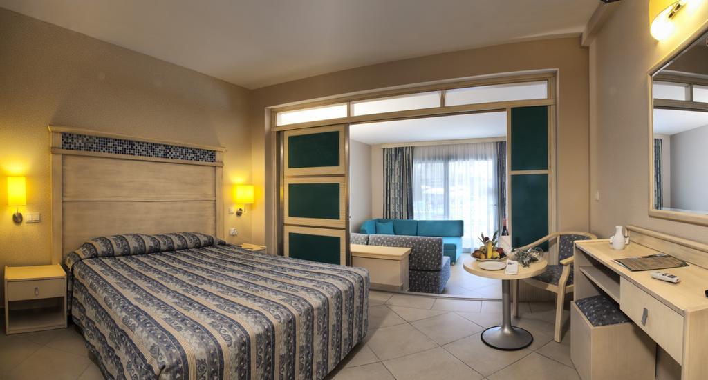 Familiensuite mit Pool (2 Erwachsene + 2 Kinder)